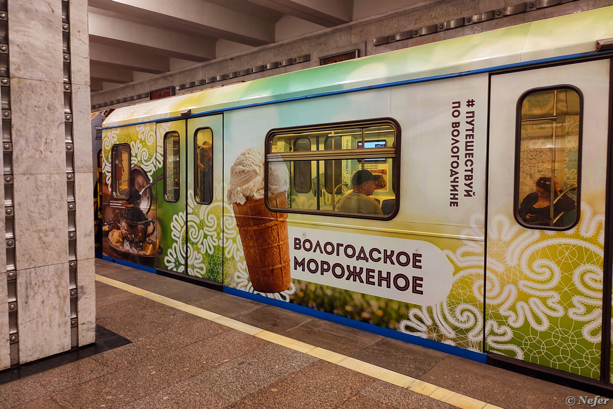 По пути на работу периодически попадаются тематические поезда метро, я их фотографирую Поезд, посвященный, поезд, линии, публикации, актера, много, Большого, театра, линия, курсирует, запущен, тематический, метро, ленту, слева, только, дверь, около, которой