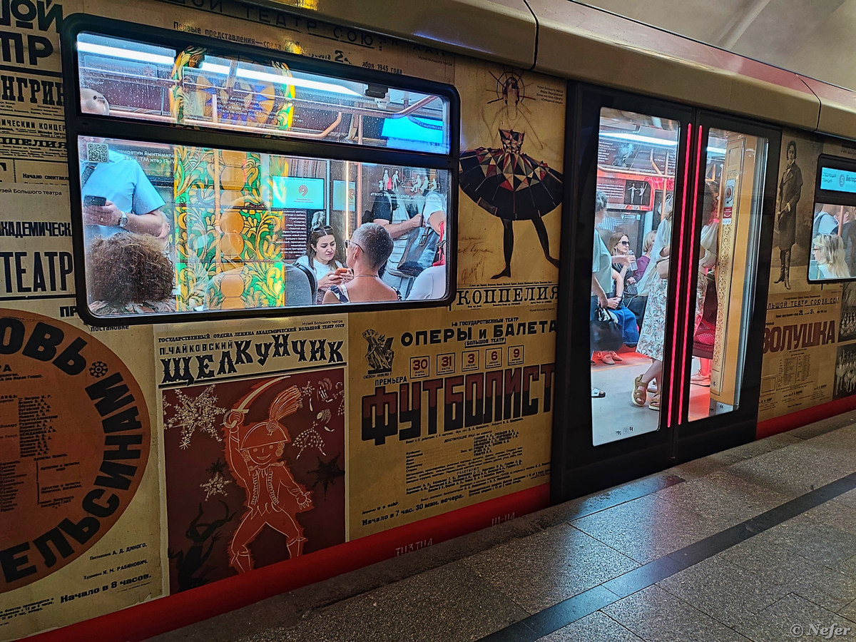 По пути на работу периодически попадаются тематические поезда метро, я их фотографирую Поезд, посвященный, поезд, линии, публикации, актера, много, Большого, театра, линия, курсирует, запущен, тематический, метро, ленту, слева, только, дверь, около, которой