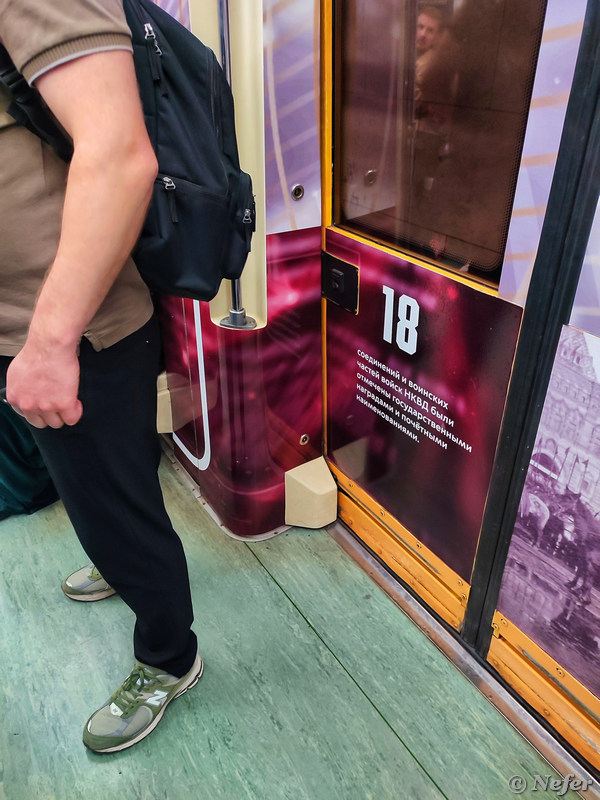 По пути на работу периодически попадаются тематические поезда метро, я их фотографирую Поезд, посвященный, поезд, линии, публикации, актера, много, Большого, театра, линия, курсирует, запущен, тематический, метро, ленту, слева, только, дверь, около, которой