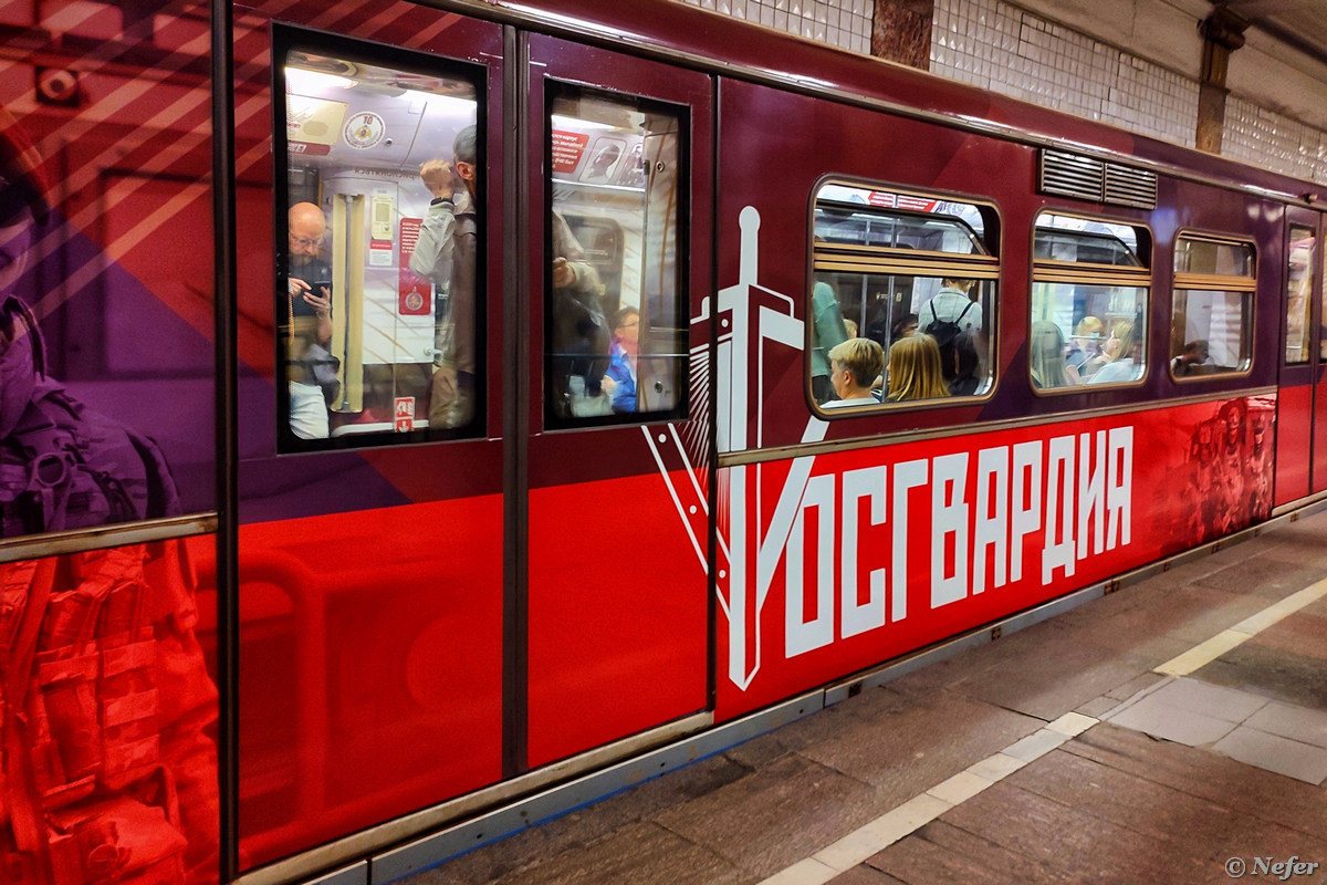 По пути на работу периодически попадаются тематические поезда метро, я их фотографирую Поезд, посвященный, поезд, линии, публикации, актера, много, Большого, театра, линия, курсирует, запущен, тематический, метро, ленту, слева, только, дверь, около, которой